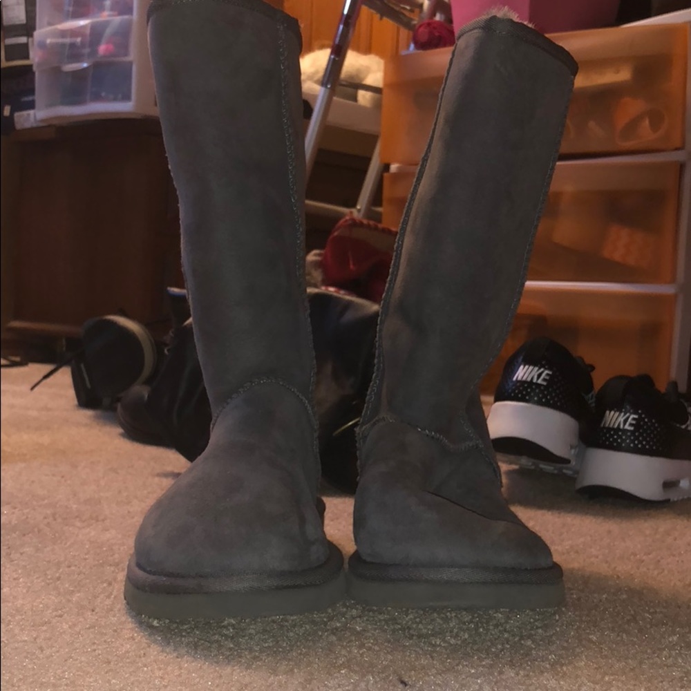 Grey Uggs size 6